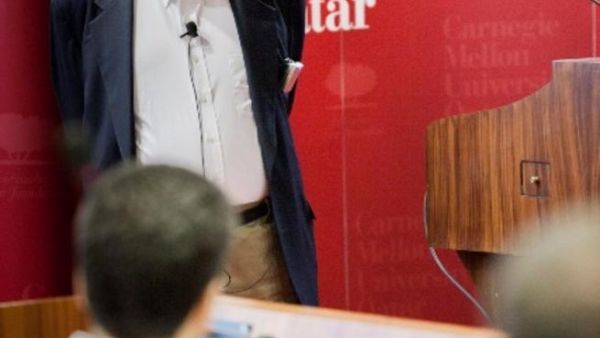 أستاذ الخدمة المميزة وعضو الزمالة التقنية في مايكروسوفت للأبحاث السيد تشاك ثاكر