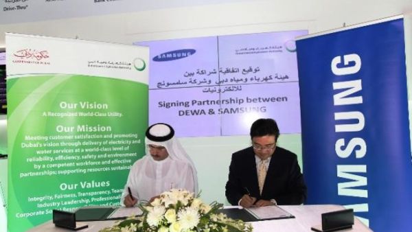 Saeed Mohammed Al Tayer, MD & CEO of DEWA and Young Soo Kim, President of Samsung Gulf Electronics during the signing