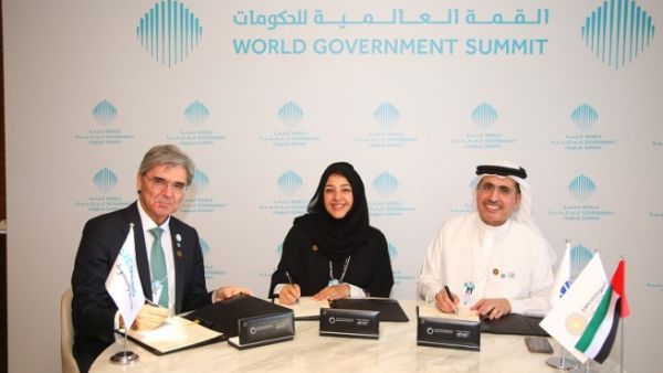 Reem Al Hashimy, Director General, Dubai Expo 2020 Bureau; Saeed Mohammed Al Tayer, MD & CEO of DEWA; and Joe Kaeser, President and CEO of Siemens, during the signing.