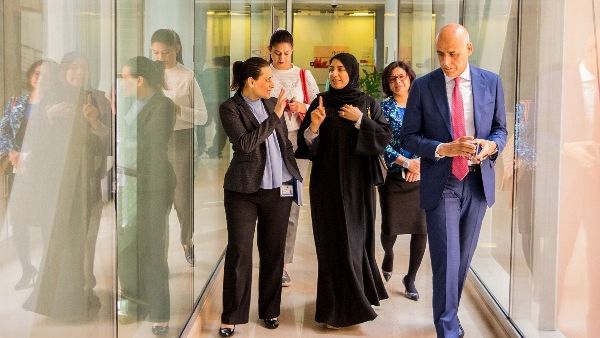 تخلل الزيارة لقاءٌ مع فريق خدمات المرضى الدوليين ومجموعة من الأطباء الآخرين في المستشفى تخلل الزيارة لقاءٌ مع فريق خدمات المرضى الدوليين ومجموعة من الأطباء الآخرين في المستشفى