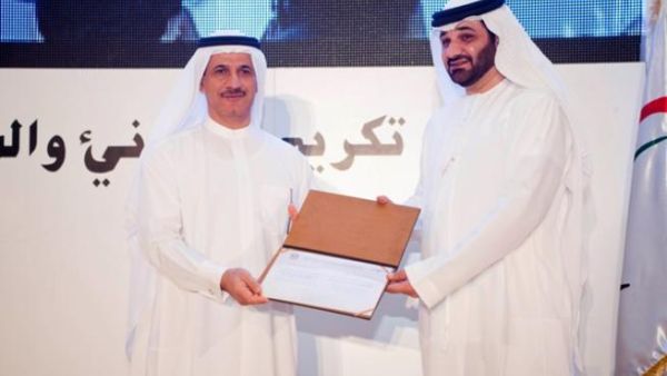 Sultan Al Mansouri, UAE Minister of Economy, presenting award to Mahmood Amin, CEO, Group Security and World Security