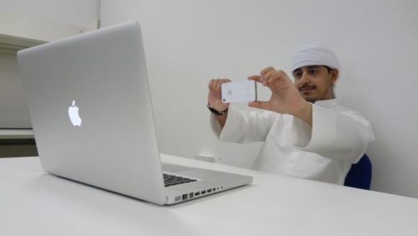 طالب من جامعة خليفة