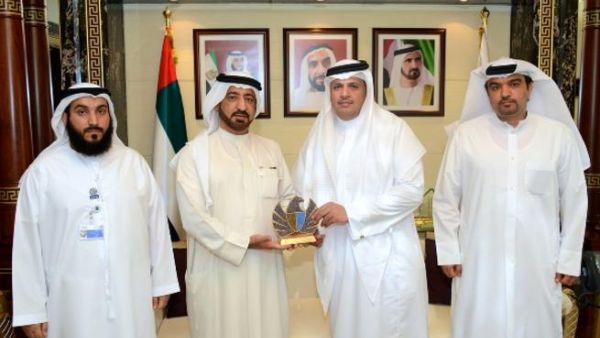 سعادة أحمد بطي يقدم درع جمارك دبي لمدير المكتب الإقليمي لتبادل المعلومات بالشرق الأوسط ريلو