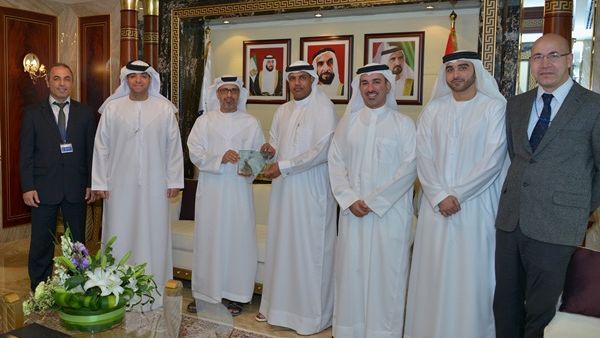 أحمد محبوب مصبح يتسلم الجائزة من جمعة الغيث بحضور فريق الجائزة