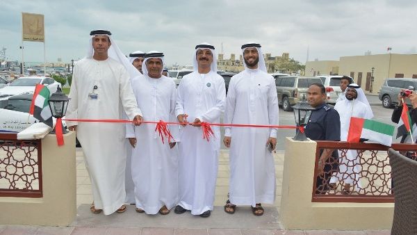 سعادة سلطان بن سليم والحضور خلال افتتاح المطعم السياحي في ميناء الصيد بأم سقيم 2