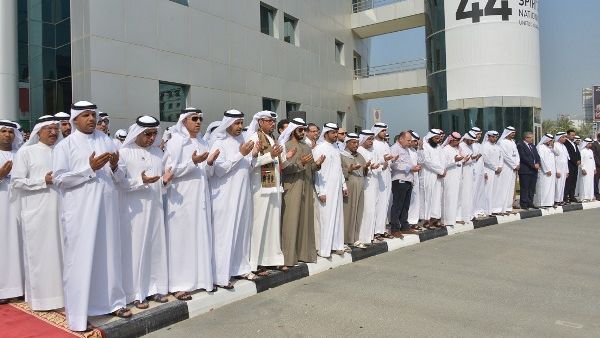 مدير جمارك دبي والموظفون خلال الدعاء للشهداء 