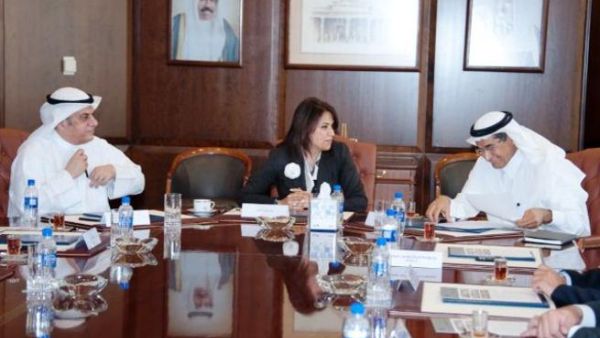 الرئيس التنفيذي لبنك الكويت الوطني شيخة البحر تتوسط رئيس مجلس الادارة والعضو المنتدب لمجموعة الخريف الشيخ سعد الخريف ونائب رئيس مجلس الادارة والعضو المنتدب لبنك بوبيان عادل الماجد