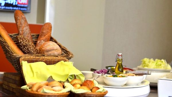 The buffet is a health-focused retreat that sprawls across tables of fresh ingredients with an often crunch, new-age vibe, and is a treat for the eyes and senses. 