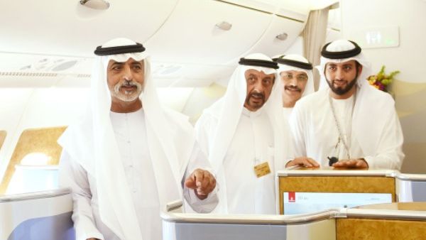 سمو الشيخ سيف بن زايد آل نهيان يتفقد الطائرة وبرفقته الشيخ ماجد المعلا.