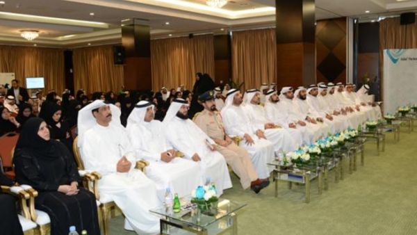 سعادة عبدالله الشيباني وسعادة أحمد بطي وسعادة راشد الليم وجانب من الحضور في الملتقى