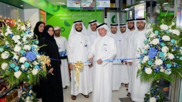 Ismail Abdullah cuts the ribbon in the presence of Dr. Rahma bin Mohamed Al Shamsi, Abdulla Hassan Al Noman and officials from Dubai Customs