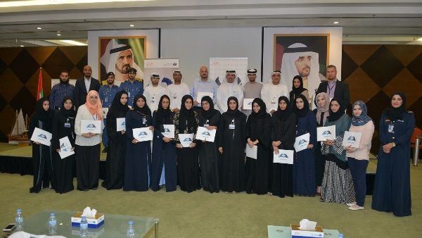 	السيد بطي عبد الله الجميري، المدير التنفيذي لقطاع الموارد البشرية والمالية والإدارية يتوسط المكرمين في صورة جماعية
