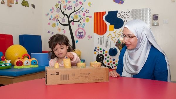 الطفلة زهرة مع والدتها
