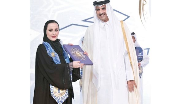 خريجة جامعة جورجتاون في قطر دانة العنزي تستلم الجائزة من أمير قطر. خريجة جامعة جورجتاون في قطر دانة العنزي تستلم الجائزة من أمير قطر.