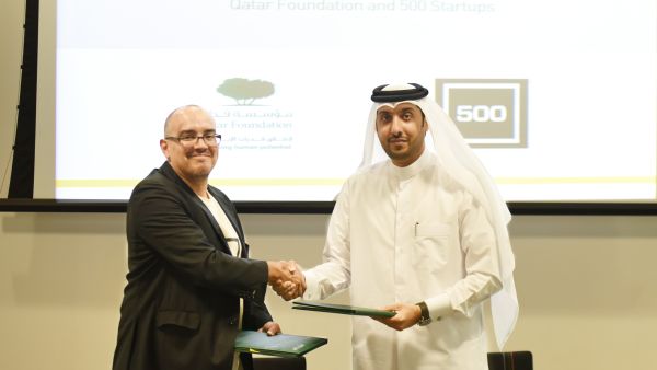 ديف ماكلور، الشريك المؤسس لصندوق 500 ستارت أبس، والدكتور حمد الإبراهيم، نائب الرئيس التنفيذي لقطاع البحوث والتطوير بمؤسسة قطر ورئيس مجلس إدارة واحة قطر للعلوم والتكنولوجيا