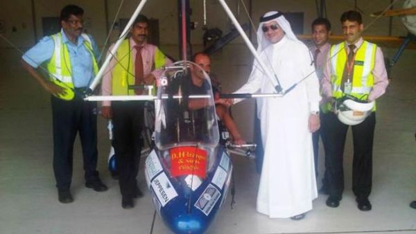 الطيار البريطاني المشلول، دايف سايكس، يهبط بطائرته في مطار البطين للطيران الخاص