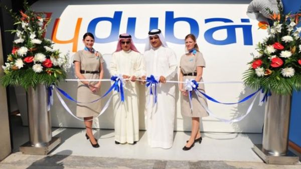 شارك الرئيس التنفيذي لشركة فلاي دبي غيث الغيث، المدير العام للمنطقة الحرة بمطار دبي الدكتور محمد الزرعوني قص شريط الافتتاح للمركز الجديد