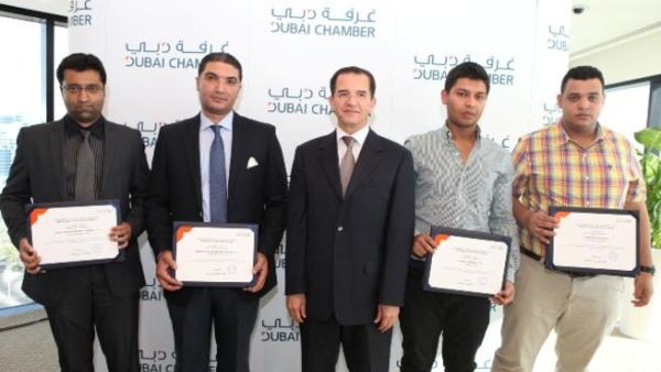 بلعيد رتّاب، رئيس قطاع الأبحاث الاقتصادية والتنمية المستدامة في غرفة دبي مع الفائزين بلعيد رتّاب، رئيس قطاع الأبحاث الاقتصادية والتنمية المستدامة في غرفة دبي مع الفائزين