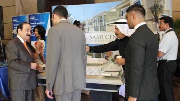 Dr. Mirza, Bahraini Minister of Oil & Gas Affairs, talks to Saar Central representatives