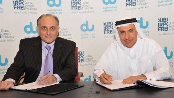 Dr. Al Zarooni, Director General, Dubai Airport Freezone & Osman Sultan, CEO, du, signing the MoU Dr. Al Zarooni, Director General, Dubai Airport Freezone & Osman Sultan, CEO, du, signing the MoU