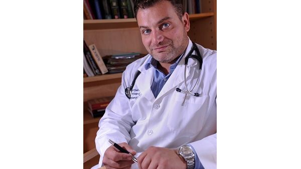 الدكتور شربل أبي خليل، الأستاذ المساعد في الطب العام والطب الجيني في وايل كورنيل للطب – قطر