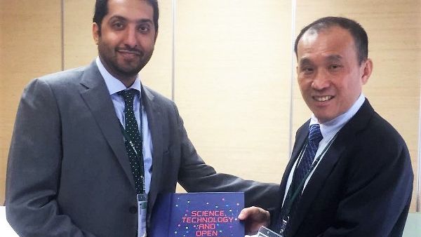 الدكتور حمد الإبراهيم، نائب الرئيس التنفيذي لقطاع البحوث والتطوير بمؤسسة قطر، والسيد ليم شيوان بوه، رئيس وكالة العلوم والتكنولوجيا والبحوث بسنغافورة، أثناء مشاركتهم في الدورة الرابعة عشرة من منتدى العلوم والتكنولوجيا في المجتمع في اليابان. الدكتور حمد الإبراهيم، نائب الرئيس التنفيذي لقطاع البحوث والتطوير بمؤسسة قطر، والسيد ليم شيوان بوه، رئيس وكالة العلوم والتكنولوجيا والبحوث بسنغافورة، أثناء مشاركتهم في الدورة الرابعة عشرة من منتدى العلوم والتكنولوجيا في المجتمع في اليابان.