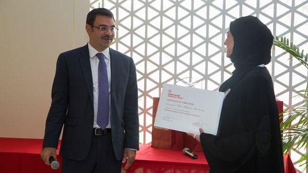 الدكتور خالد مشاقة، العميد المشارك لشؤون البحوث في وايل كورنيل للطب – قطر مع إحدى الباحثات بعد تسلمها شهادتها. الدكتور خالد مشاقة، العميد المشارك لشؤون البحوث في وايل كورنيل للطب – قطر مع إحدى الباحثات بعد تسلمها شهادتها.