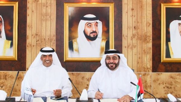 الدكتور منصور العور، رئيس جامعة حمدان بن محمد الذكية، وعلي بوجسيم، رئيس مجموعة شركات الأهلي