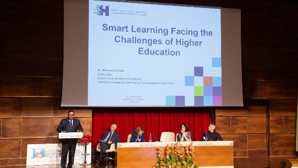 الدكتور منصور العور، رئيس جامعة حمدان بن محمد الذكية، خلال إلقاء كلمته في مؤتمر التعليم العالي في إيطاليا