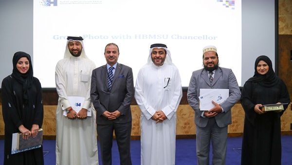 الدكتور منصور العور رئيس جامعة حمدان بن محمد الذكية مع الفائزين