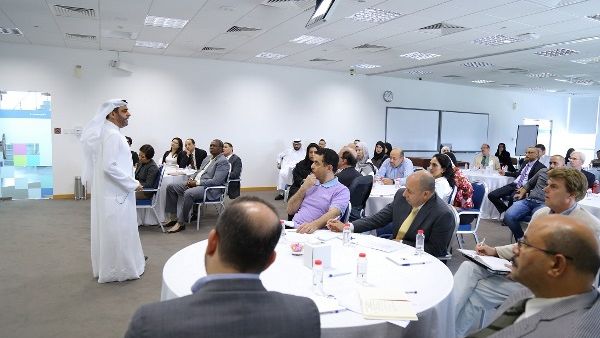 الدكتور منصور العور، رئيس جامعة حمدان بن محمد الذكية أثناء تقديمه لعرض يوضح أهمية الحلقات البحثية الأسبوعية.