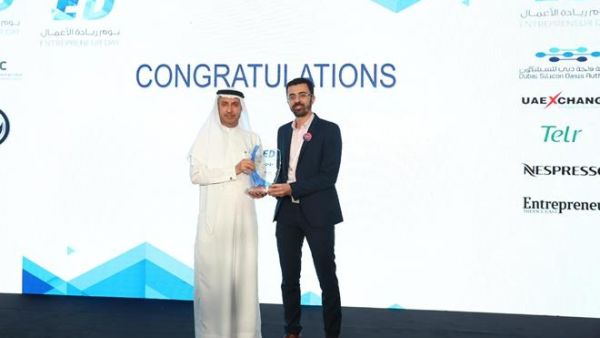 Dr. Mohammed Alzarooni awarding the winner of the pitch competition