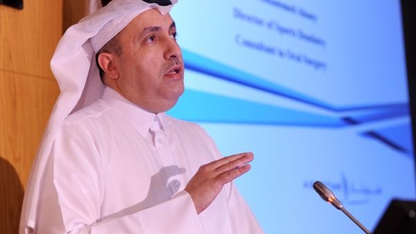الدكتور محمد جابر الساعي، مدير قسم طب الأسنان الرياضي، واستشاري جراحة الفم في سبيتار – مستشفى جراحة العظام والطب الرياضي في قطر.