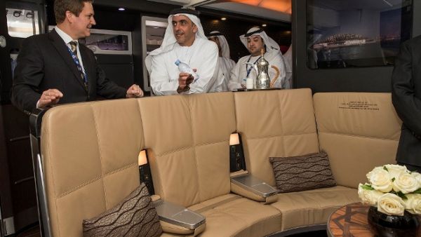 بيتر بومغارتنر، الرئيس التنفيذي للاتحاد للطيران، مع سمو الشيخ سيف بن زايد آل نهيان، نائب رئيس مجلس الوزراء وزير الداخلية، في منطقة "المجلس" على متن طائرة الاتحاد للطيران طراز إيرباص A380 خلال جولة سموه بالطائرة. بيتر بومغارتنر، الرئيس التنفيذي للاتحاد للطيران، مع سمو الشيخ سيف بن زايد آل نهيان، نائب رئيس مجلس الوزراء وزير الداخلية، في منطقة "المجلس" على متن طائرة الاتحاد للطيران طراز إيرباص A380 خلال جولة سموه بالطائرة.
