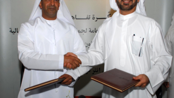 Ahmed Butti Ahmed, Director General of Dubai Customs and CEO of the Ports, Maritime shaking hands with Free Zone Authority and HE Saeed Ahmed Al Muhairi, Director General of Abu Dhabi Customs