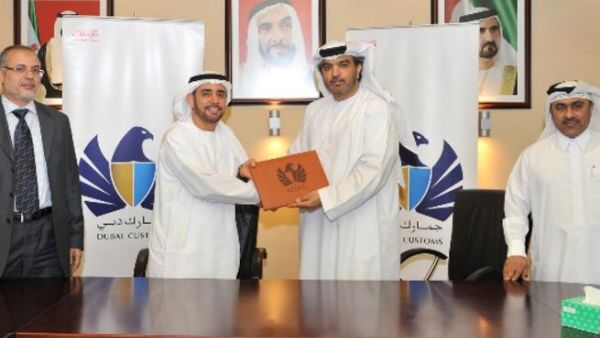 Mr. Yousef Al Sahlawi handing Khalid Al Sherawi the 1st PCW Management License during the meeting between Dubai Customs and GSL