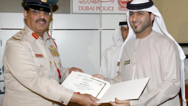سعادة اللواء راشد علي المزروعي، مدير الإدارة العامة بشرطة دبي يسلّم شهادة تقدير لأحد الموظفين في "تجاري" سعادة اللواء راشد علي المزروعي، مدير الإدارة العامة بشرطة دبي يسلّم شهادة تقدير لأحد الموظفين في "تجاري"