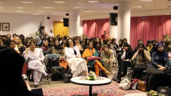 يستقطب المؤتمر أكثر من 60 طالبة من أكثر من 30 دولة جاؤوا من جامعات وكليات رائدة في العالم