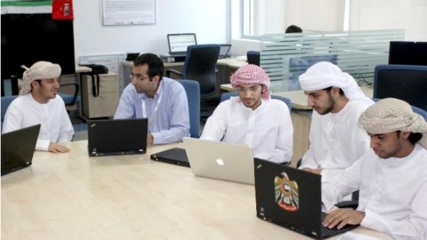 طلبة جامعة خليفة المشاركون في البرنامج التدريبي في إبتيك