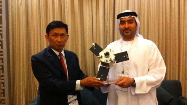 أحمد عبيد المنصوري، مدير عام مؤسسة الإمارات للعلوم والتقنية المتقدمة "إياست"، والدكتور سومكت ثينافونج، مدير وكالة المعلومات الجغرافية وتنمية تكنولوجيا الفضاء بتايلاند، بعيد توقيع الاتفاقية