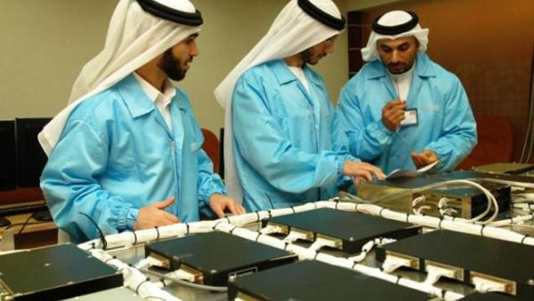 مهندسون في مؤسسة الإمارات للعلوم والتقنية المتقدمة يعملون على أحد المشاريع مهندسون في مؤسسة الإمارات للعلوم والتقنية المتقدمة يعملون على أحد المشاريع