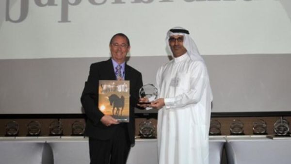 Khalid Hadi, Director of Brand & Corporate Communications, receiving the Superbrands Award for ENOC from Mike English, Director, Superbrands Middle East