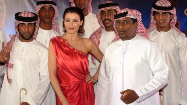 سفيرة علامة الاتحاد للطيران التجارية، داني مينوج، إلى جانب فرقة الرقص الشعبي الإماراتي في حفل استقبال تقيمه الاتحاد للطيران في ملبورن