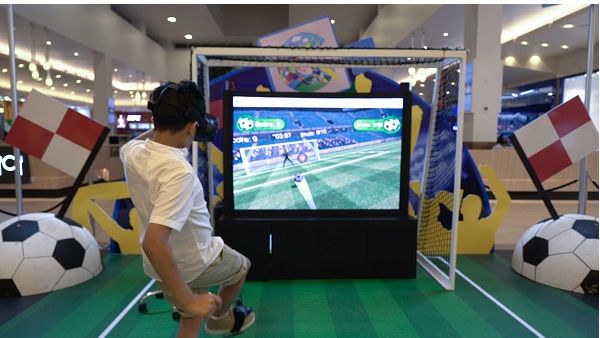 Shoppers are invited to take their best shot and score some goals in the football-themed mixed-reality VR game to win.