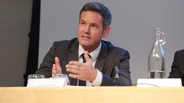 السيد إيجبرت شيلينج، الرئيس التنفيذي لمؤتمر القمة العالمي للابتكار في الرعاية الصحية، يتحدث في ندوة على هامش مؤتمر قمة سلامة المرضى الذي عُقد في لندن