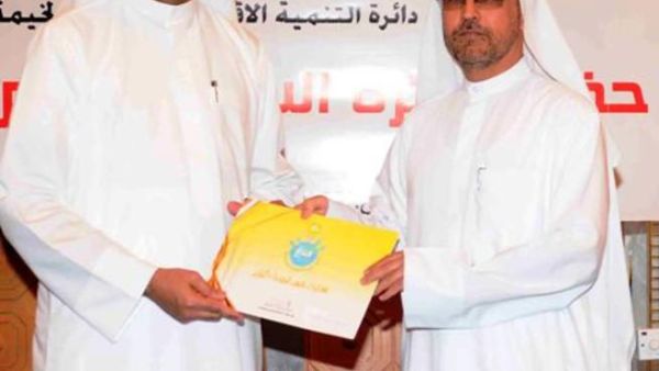 Abdulraoof Abdul Aziz, Manager, Dealer Sales Operations at Emarat receiving the Certificate from Sheikh Mohamed Al
Qassimi, Deputy Chairman of the Economic Development