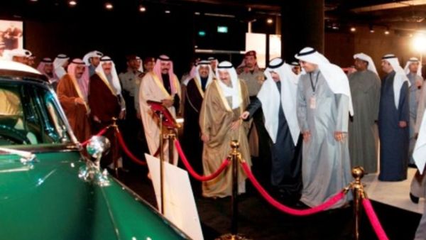 أمير الكويت يتجول في مول 360