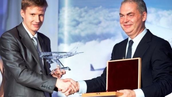 Alexei Bakirey, Chairman of the Committee for St Petersburg Transport-Transit Policy, and Thierry Antinori, Emirates Executive Vice President, Passenger Sales, Worldwide exchange gifts commemorating the inaugural of Emirates first direct daily service to St. Petersburg.
 
