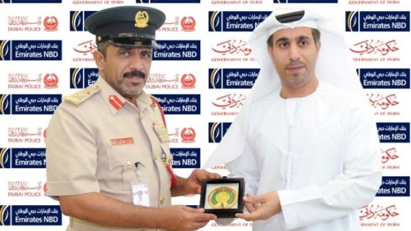 محمد سعيد المري، نائب مدير الادارة العامة لخدمة المجتمع، في شرطة دبي وسيف المنصوري، نائب رئيس التسويق والعلامة التجارية لمجموعة الإمارات دبي الوطني