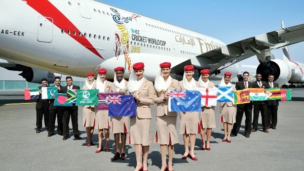 	مضيفات طيران الإمارات يرفعن أعلام الدول الـ14 المشاركة في بطولة العالم للكريكيت 2015